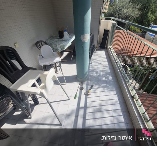 מרפסת עם כיסאות, שולחן וכלים על הרצפה